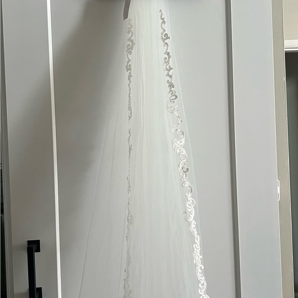 Beautiful Ivory Veil, about 8 ft. Never Worn. - Picture 4 of 4